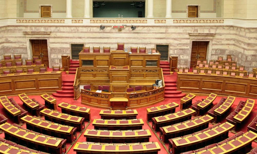 Στη Βουλή η τροπολογία για τους μετανάστες - Δεν έχει πειστεί ο Σαμαράς και τραβάει το σχοινί